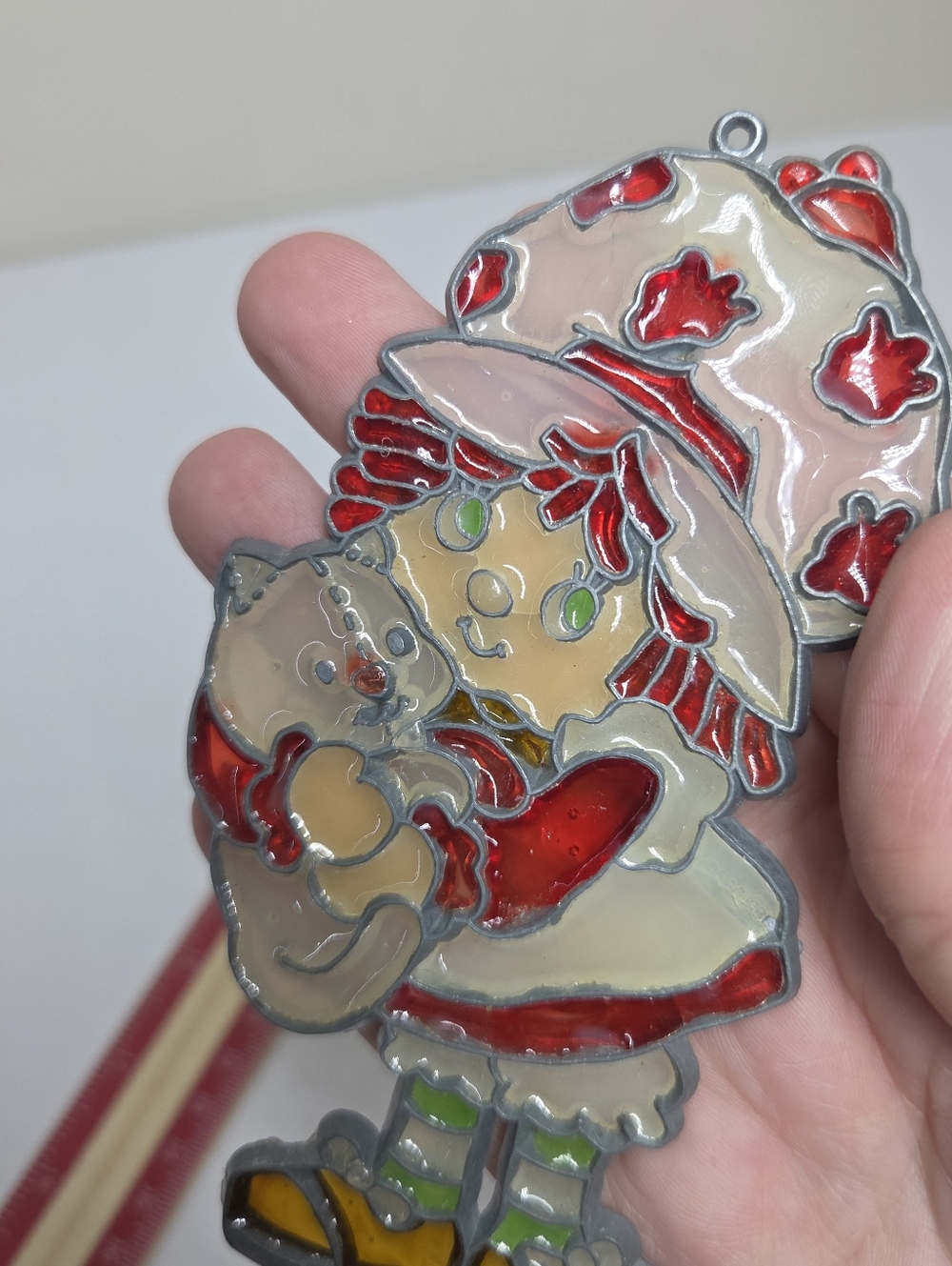 Vtg 80s Strawberry Shortcake With Cat Makit Bakit Stained Glass Suncatcher - Picture 5 of 7